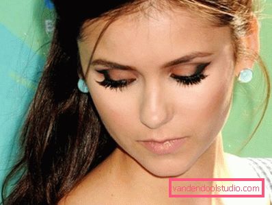 Nina Dobrev sa večernjim šminkom za oči Nina Dobrev sa večernjim šminkom za oči