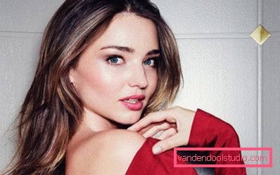 Miranda Kerr sa ružičastim ružom Miranda Kerr sa ružičastim ružom