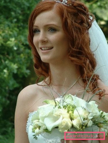 Frizure s kovrčama na srednjoj kosi Frizure za srednju kosu s kovrčama - styling opcije za odmor i maturu