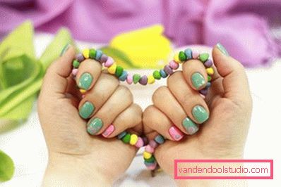 zeleni i ružičasti premaz u nail artu