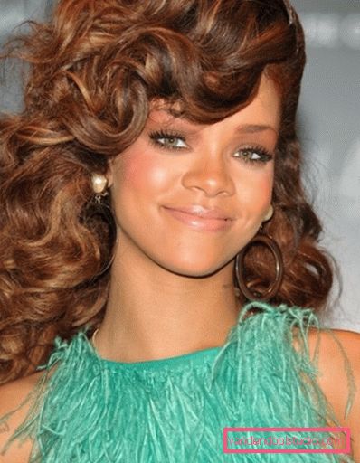 Najspektakularnija frizura Rihanna